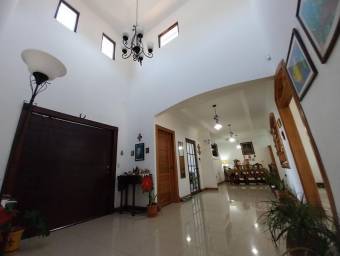 Se vende linda y espaciosa casa con patio y terraza en Santa Ana 23-1553