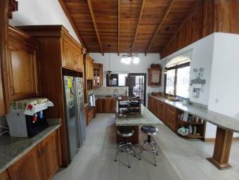 Se vende linda y espaciosa casa con patio y terraza en Santa Ana 23-1553