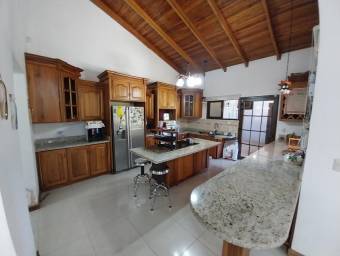 Se vende linda y espaciosa casa con patio y terraza en Santa Ana 23-1553