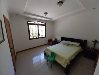 Se vende linda y espaciosa casa con patio y terraza en Santa Ana 23-1553