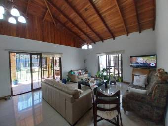 Se vende linda y espaciosa casa con patio y terraza en Santa Ana 23-1553