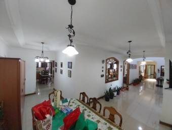 Se vende linda y espaciosa casa con patio y terraza en Santa Ana 23-1553