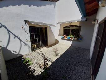 Se vende linda y espaciosa casa con patio y terraza en Santa Ana 23-1553