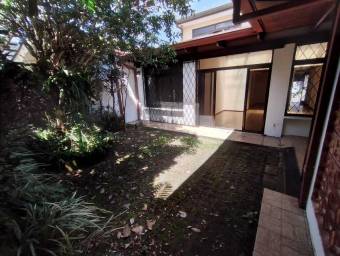 Se vende espaciosa casa con jardín y terraza en zapote de San Jose 23-305