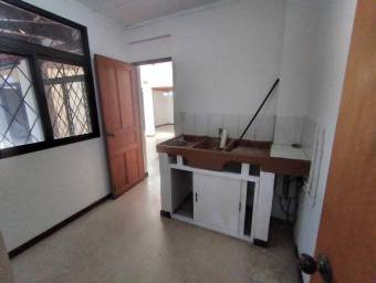 Se vende espaciosa casa con jardín y terraza en zapote de San Jose 23-305