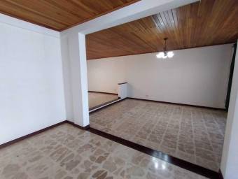 Se vende espaciosa casa con jardín y terraza en zapote de San Jose 23-305