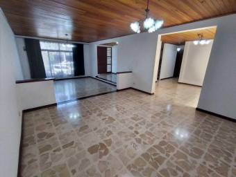 Se vende espaciosa casa con jardín y terraza en zapote de San Jose 23-305