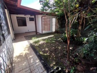 Se vende espaciosa casa con jardín y terraza en Yoses Sur 23-305