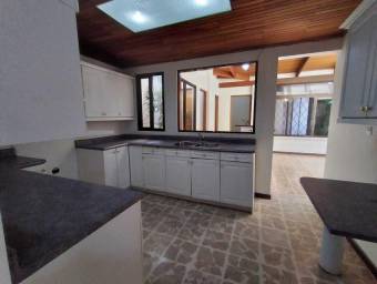 Se vende espaciosa casa con jardín y terraza en Yoses Sur 23-305