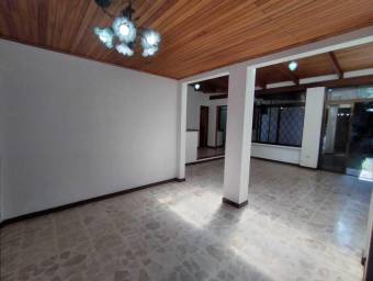 Se vende espaciosa casa con jardín y terraza en zapote de San Jose 23-305