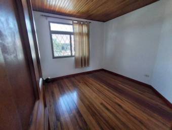 Se vende espaciosa casa con jardín y terraza en zapote de San Jose 23-305