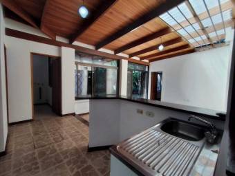 Se vende espaciosa casa con jardín y terraza en Yoses Sur 23-305