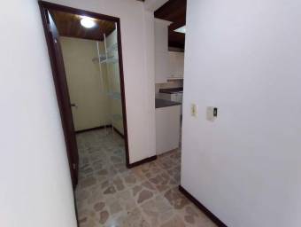 Se vende espaciosa casa con jardín y terraza en zapote de San Jose 23-305