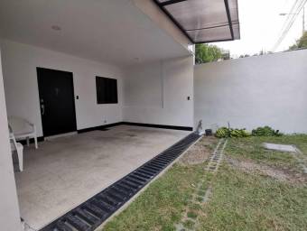 Se vende linda casa con balcón y patio en San Vicente de Moravia 23-1588