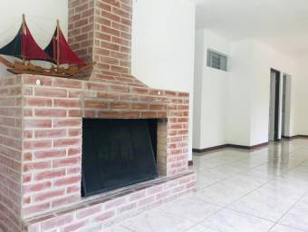 Se vende linda y espaciosa casa con terraza y patio en San Rafael de Montes de Oca 24-436