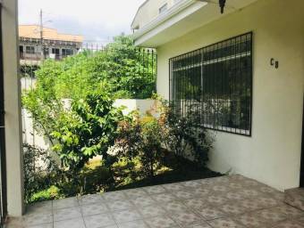 Se vende linda y espaciosa casa con terraza y patio en San Rafael de Montes de Oca 24-436