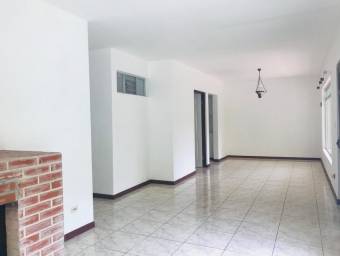 Se vende linda y espaciosa casa con terraza y patio en San Rafael de Montes de Oca 24-436