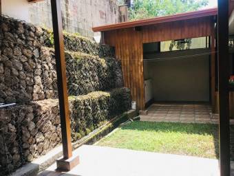 Se vende linda y espaciosa casa con terraza y patio en San Rafael de Montes de Oca 24-436