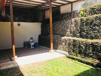 Se vende linda y espaciosa casa con terraza y patio en San Rafael de Montes de Oca 24-436