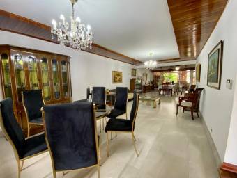 Se vende espaciosa casa con hermosa terraza y jardín en San Rafael de Escazú 24-167 