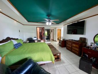 Se vende espaciosa casa con hermosa terraza y jardín en San Rafael de Escazú 24-167 