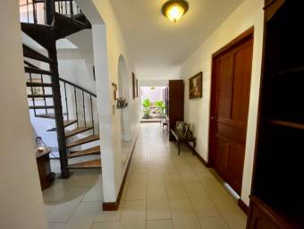 Se vende espaciosa casa con hermosa terraza y jardín en San Rafael de Escazú 24-167 