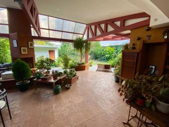 Se vende espaciosa casa con hermosa terraza y jardín en San Rafael de Escazú 24-167 