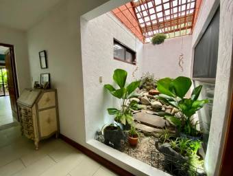 Se vende espaciosa casa con hermosa terraza y jardín en San Rafael de Escazú 24-167 