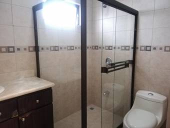 Se vende espaciosa casa con balcón y jardín en San Pedro de Montes de Oca 23-2249