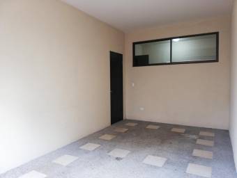 Se vende espaciosa casa con balcón y jardín en San Pedro de Montes de Oca 23-2249