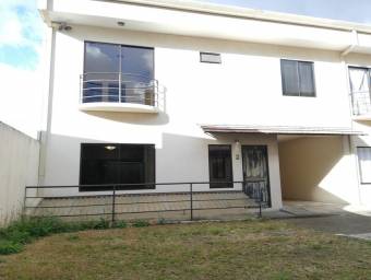 Se vende espaciosa casa con balcón y jardín en San Pedro de Montes de Oca 23-2249