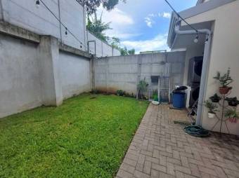 Se vende linda y espaciosa casa con balcón y patio en San Pablo de Heredia 23-3303