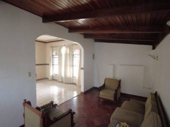 Se vende linda y espaciosa casa con patio en Montes de Oca de San Pedro 23-1446