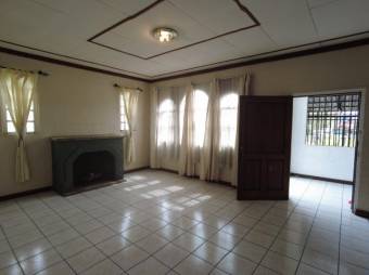 Se vende linda y espaciosa casa con patio en Montes de Oca de San Pedro 23-1446