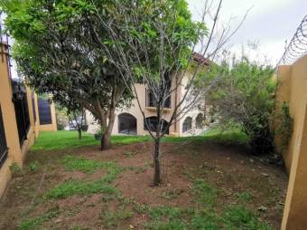 Se vende hermosa y espaciosa casa con balcón y zonas verdes en Jesús de Santa Barbara 23-3181