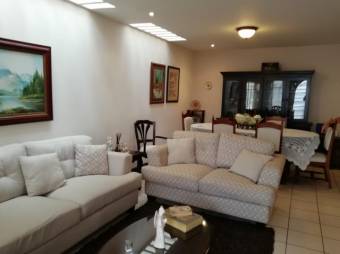 Se vende linda y espaciosa casa con patio en San José 23-1814