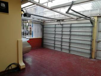 Se vende linda y espaciosa casa con patio en San José 23-1814