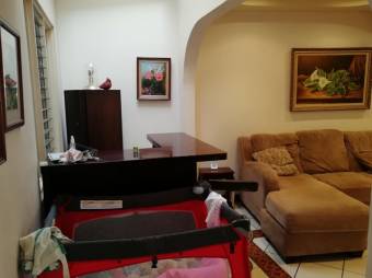 Se vende linda y espaciosa casa con patio en San José 23-1814