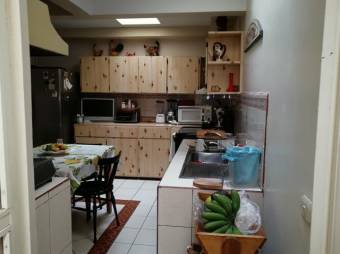 Se vende linda y espaciosa casa con patio en San José 23-1814