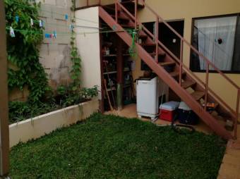 Se vende linda y espaciosa casa con patio en San José 23-1814