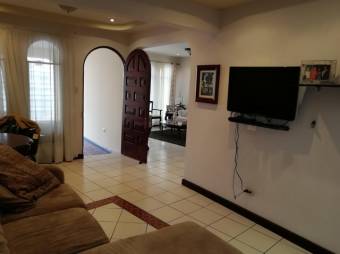 Se vende linda y espaciosa casa con patio en San José 23-1814