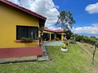 Se vende linda y espaciosa casa con gran lote de mas e 2,000m2 en San Antonio de Escazú 23-645 