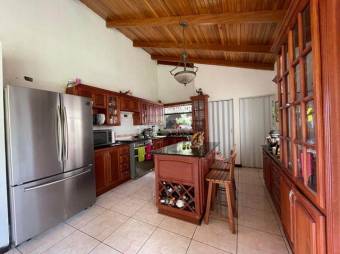 Se vende linda y espaciosa casa con gran lote de mas e 2,000m2 en San Antonio de Escazú 23-645 