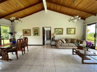 Se vende linda y espaciosa casa con gran lote de mas e 2,400m2 en San Antonio de Escazú 23-645 