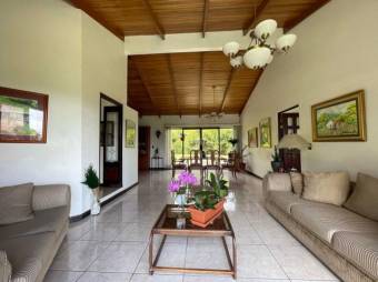 Se vende linda y espaciosa casa con gran lote de mas e 2,000m2 en San Antonio de Escazú 23-645 