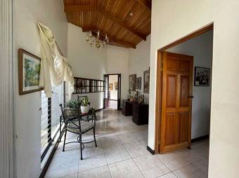 Se vende linda y espaciosa casa con gran lote de mas e 2,400m2 en San Antonio de Escazú 23-645 