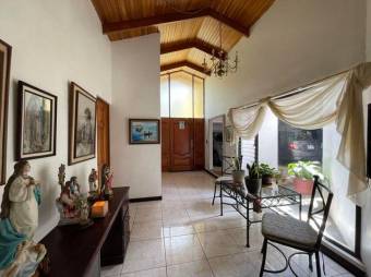 Se vende linda y espaciosa casa con gran lote de mas e 2,000m2 en San Antonio de Escazú 23-645 