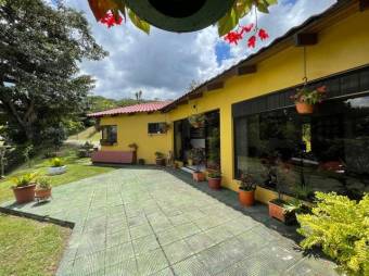 Se vende linda y espaciosa casa con gran lote de mas e 2,000m2 en San Antonio de Escazú 23-645 