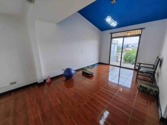 Se vende hermosa y espaciosa casa con balcón y patio en San Vicente de Moravia 23-3563