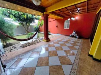 Se vende hermosa y espaciosa casa con balcón y patio en San Vicente de Moravia 23-3563